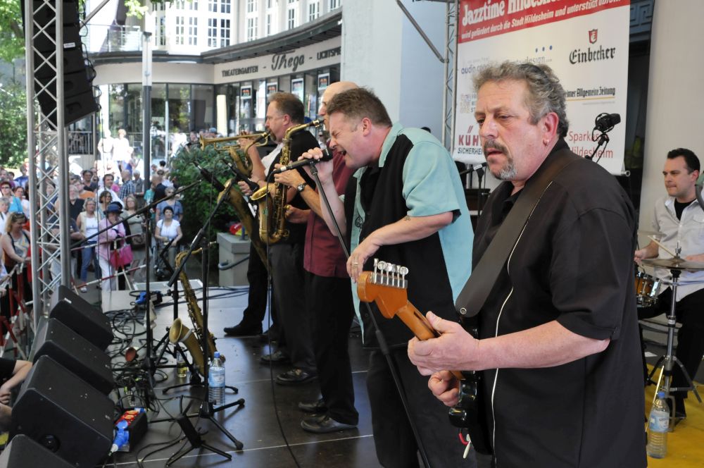 12 13 Roomful O fBlues